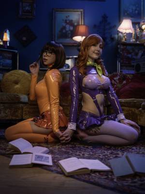 Luxlo & Dessyyc: Daphne & Velma Porn Comic english 18