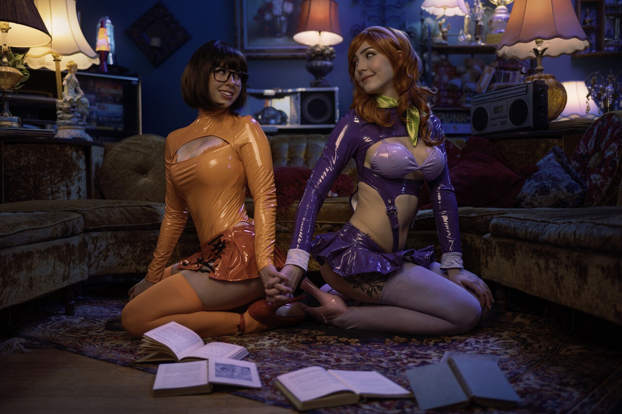 Luxlo & Dessyyc: Daphne & Velma Porn Comic english 19